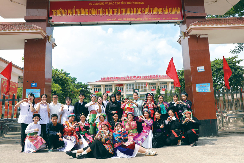 អ្នកគ្រូ និងសិស្សសាលាចំណេះទូទៅអន្តេវាសិកជនជាតិមធ្យមសិក្សាទុតិយភូមិ ត្វៀនក្វាង