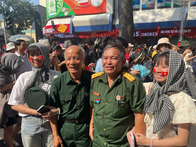 ប្រជាជនរង់ចាំយ៉ាងអ៊ូអរនូវដង្ហែក្បួនរបស់កងកម្លាំង​ធ្វើការផ្លាស់ប្ដូរបន្ទាប់ពីពិធីកិច្ច