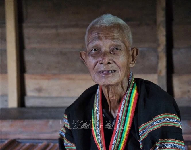 លោក អាម៉ាយ៉ាយ បក្ខជនមោះមុតភក្តីភាពមានគុណបំណាច់ចលនាប្រជាជនមូលមីរ បង្កើតភូមិនិគម កសាងជីវភាពថ្មី