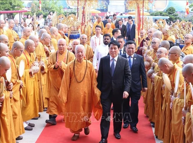 លោកប្រធានរដ្ឋ លឿង កឿង និងព្រះឧបជ្ឈាយ៍ព្រះតេជគុណ ធិច ទ្រីក្វាង អគ្គមហាសង្ឃរាជាធិបតីនៃសមាគមពុទ្ធសាសនាវៀតណាម អញ្ជើញនិងនិមន្តចូលរួមបើកមហាពិធីវិសាខបូជា អង្គការសហប្រជាជាតិ ឆ្នាំ២០២៥