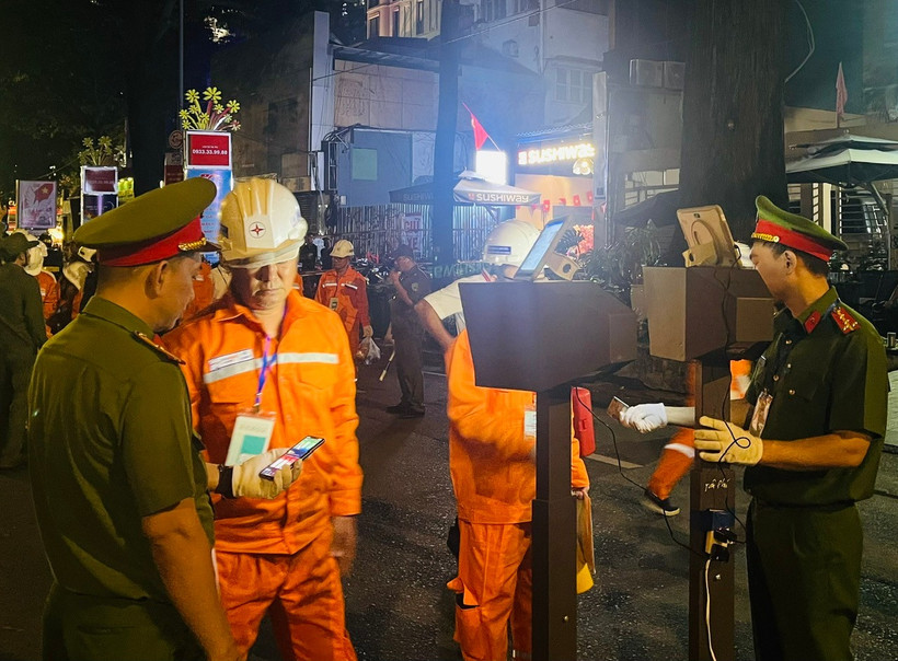 នៅ​ម៉ោង​ប្រហែល​២​និង​៣០​នាទី​រសៀល បុគ្គលិក​អគ្គិសនី​បាន​ត្រួតពិនិត្យ​សន្តិសុខ​មុន​នឹង​ចូល​ទៅ​ក្នុង​បរិវេណ​ពិធី