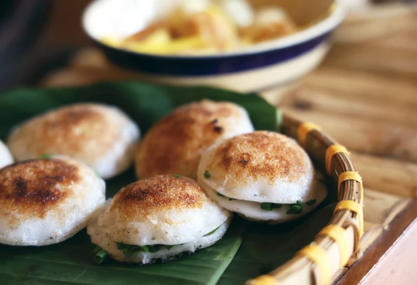 នំគ្រក់ដ៏ទាក់ទាញត្រូវបានដាក់លើចង្អេរ ស្លឹកចេកបម្រើភ្ញៀវទេសចរនៅក្នុងតំបន់ សម្រាកលម្ហែកាយ Seahorse នៅ មូយនា ទីក្រុង ផានធៀត (ខេត្ត ប៊ិញធន់)