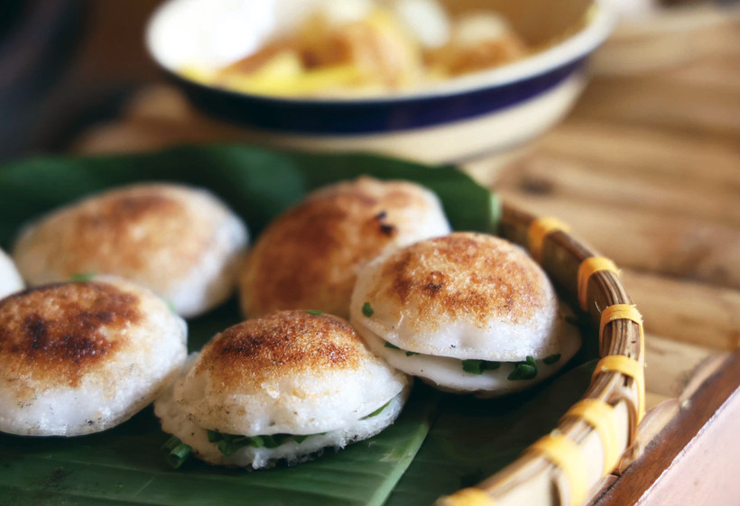នំគ្រក់ដ៏ទាក់ទាញត្រូវបានដាក់លើចង្អេរ ស្លឹកចេកបម្រើភ្ញៀវទេសចរនៅក្នុងតំបន់ សម្រាកលម្ហែកាយ Seahorse នៅ មូយនា ទីក្រុង ផានធៀត (ខេត្ត ប៊ិញធន់)