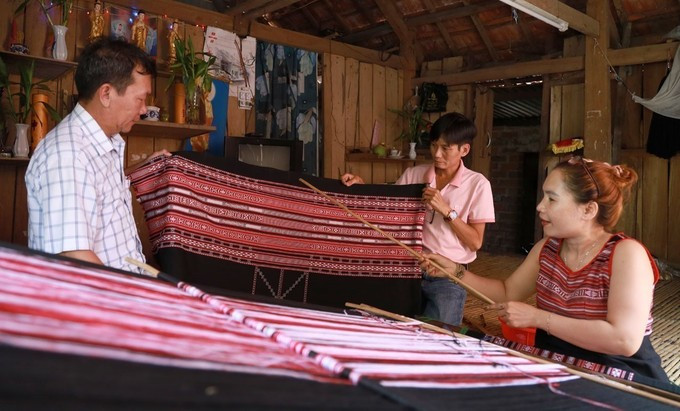 សិប្បកម្ម​តម្បាញ​សំពត់សង្គិម​នៅ ស៊ីថយ ឧទ្ទេសនាម​គំរូ​សំពត់សង្គិម​ដល់​ភ្ញៀវ​ទេសចរ