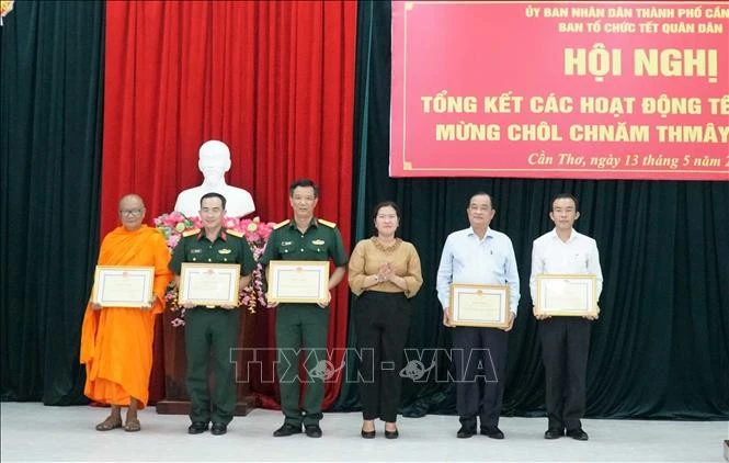 អនុប្រធានគណៈកម្មាធិការប្រជាជនទីក្រុង កឹនធើ លោកស្រី ង្វៀន ធីង៉ុកដៀប ប្រគល់ប័ណ្ណសរសើរពីគណៈកម្មាធិការប្រជាជនទីក្រុងដល់សមូហភាព និងបុគ្គល។ រូបថត៖ ថាញ់លៀម
