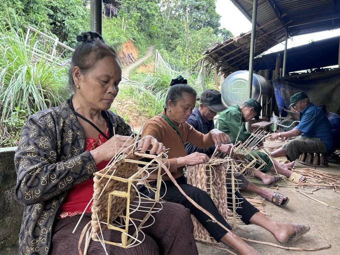 បើកផ្លូវចេញរួចផុតពីភាពក្រីក្រសម្រាប់ប្រជាជន អៀនណា
