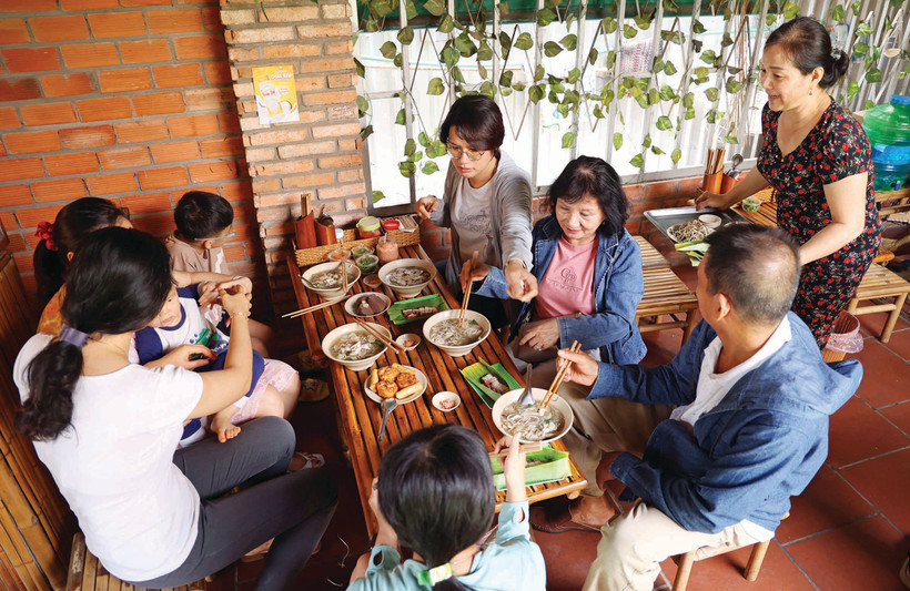 មានឱកាសឆៀងចូលទស្សនាខេត្ត ត្រាវិញ កុំភ្លេចឈប់នៅហាងមួយតាមផ្លូវ ញ៉ាំនំបញ្ចុកទឹកសម្លមួយគោមដើម្បីភ្លក្សរសជាតិពិសេសដាច់ដោយឡែកនៃដែនដីនេះ