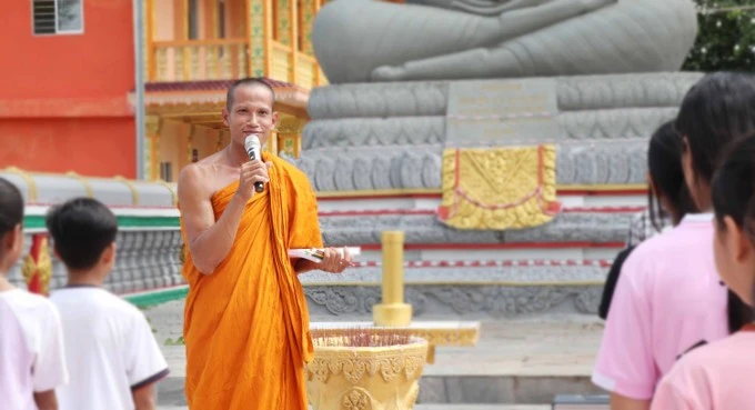 ព្រះតេជគុណ សឺន ថន ព្រះចៅអធិការវត្ត ជ្រោយទឹមកណ្តាល (ភូមិ តឹមឡុក ឃុំ ដាយតឹម ស្រុក មីស្វៀន ខេត្ត សុកត្រាំង) និមន្តថេរដីកានៅក្នុងពិធីបើកបវេសនកាលថ្នាក់សិក្សាអក្សរ ខ្មែរ ឱកាសវិស្សមកាល។