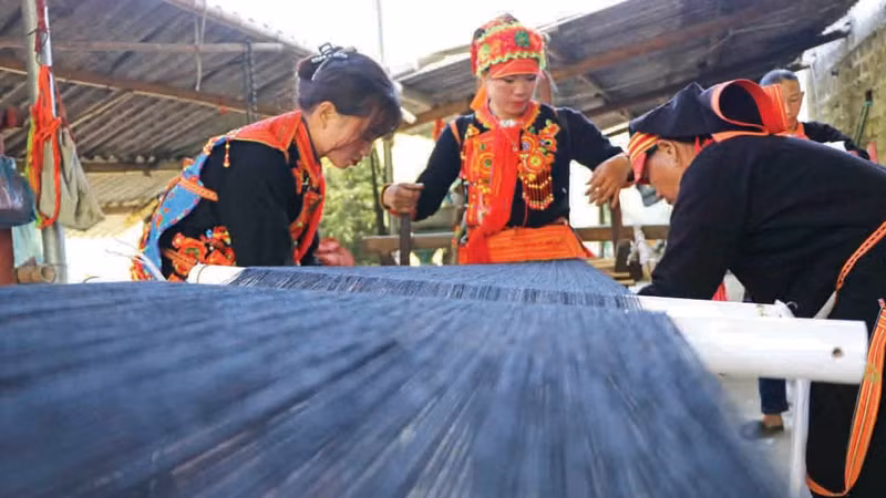 វិធីសាស្ត្រស្រាវសរសៃសូត្រដោយដៃដ៏វិសេសវិសាលរបស់នារីជនជាតិ យ៉ាវ នៅ ផុងថូ
