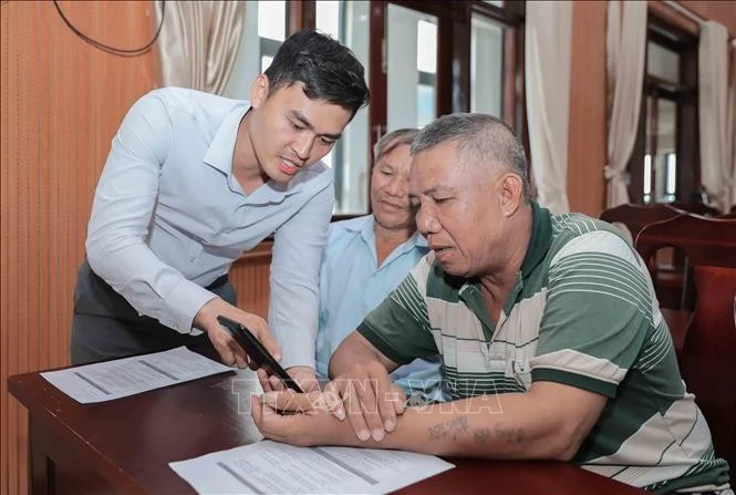 ប្រជានេសាទចូលរួមហ្វឹកហ្វឺននៅ លីស៊ើន ស្តីពីការអភិរក្សសមុទ្រ សត្វល្មិចនិងប្រព័ន្ធអេកូឡូស៊ីសមុទ្រ បានផ្តល់ចំណេះដឹង បំណិនជួយសង្គ្រោះ ត្រួតពិនិត្យ រួមចំណែកដល់ការផ្សព្វផ្សាយការយល់ដឹងអំពីការការពារមហាសមុទ្រប្រកបដោយចីរភាព។ រូបថត៖ ផានភឿង – ទីភ្នាក់ងារព័ត៌មានវៀតណាម