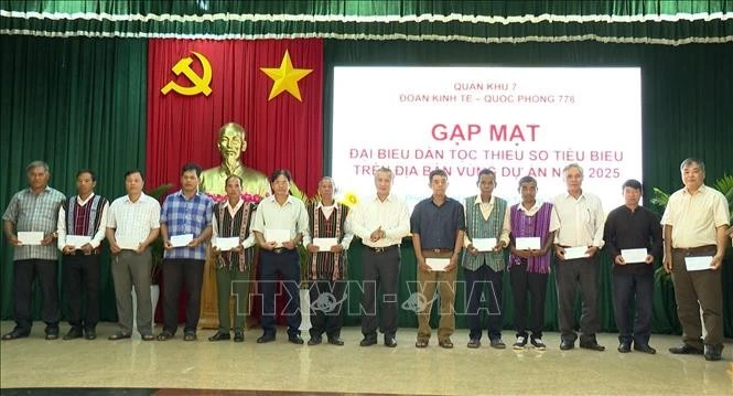 អង្គភាពសេដ្ឋកិច្ច - ការពារជាតិ ៧៧៨ (យោធភូមិភាគ ៧) ជូនអំណោយដល់ព្រឹទ្ធាចារ្យភូមិ ប្រធានភូមិ អ្នកមានប្រជាប្រិយភាពក្នុងតំបន់បងប្អូនជនជាតិភាគតិច។ រូបថត៖ កហ្គឿយហ៍ - ទីភ្នាក់ងារព័ត៌មានវៀតណាម