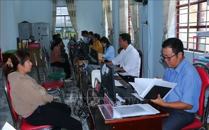 សកម្មភាពមជ្ឈមណ្ឌលរដ្ឋបាលសាធារណៈឃុំ ឡឹមតឹន ដំណើរការយ៉ាងរលូនបម្រើបងប្អូនជនជាតិ ខ្មែរ។ រូបថតឯកសារ៖ ទន់ភី - ទីភ្នាក់ងារព័ត៌មានវៀតណាម។