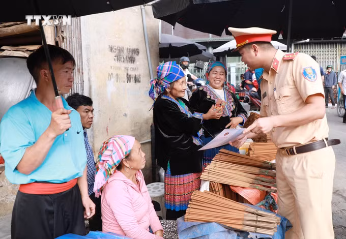 vna-potal-lai-chau-tuyen-truyen-sat-hach-cap-giay-phep-lai-xe-cho-dong-bao-dan-toc-thieu-so-8766761.jpg