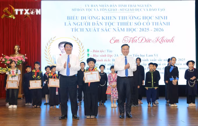vna-potal-thai-nguyen-bieu-duong-230-hoc-sinh-la-nguoi-dan-toc-thieu-so-co-thanh-tich-xuat-sac-trong-hoc-tap-8850874.jpg