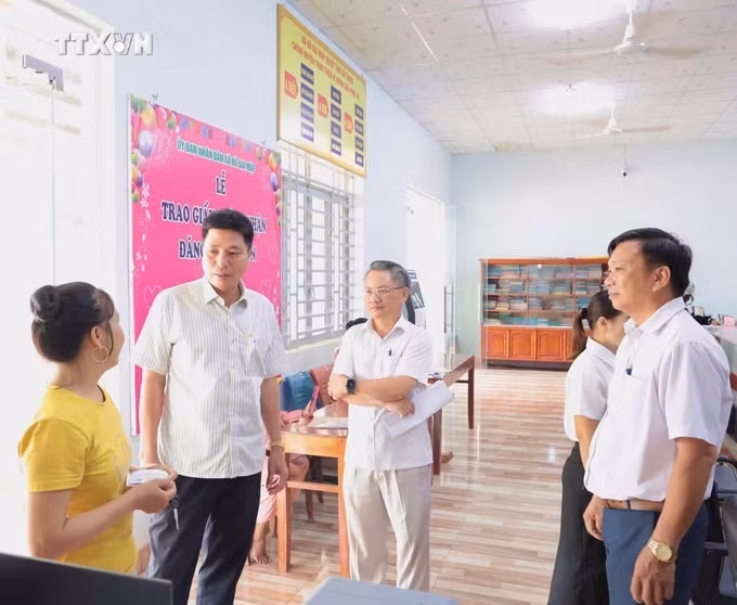 vna-potal-dua-cong-nghe-so-den-gan-dong-bao-thieu-so-bien-gioi-8855557.jpg