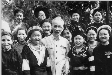 លោកប្រធាន ហូ ជីមិញ ជាមួយតំណាងនារីបណ្តាជនជាតិចំនួនមនុស្សតិចនៅមហាសន្និបាតនារីទូទាំងប្រទេសលើកទី ២ ថ្ងៃទី ២ ខែ មិថុនា ឆ្នាំ ១៩៥៦ នៅវិមានប្រធានរដ្ឋ ហាណូយ