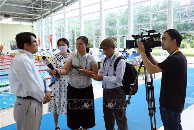 លោក ហ៊ុន យុទ្ធគុណ អគ្គនាយករងទីភ្នាក់ងារសារព័ត៌មានកម្ពុជា អញ្ជើញផ្តល់បទសម្ភាសន៍ដល់អ្នកយកព័ត៌មានទីភ្នាក់ងារសារព័ត៌មាន វៀតណាម។ រូបថត៖ ផាមគៀន -ទីភ្នាក់ងារសារព័ត៌មានវៀតណាម