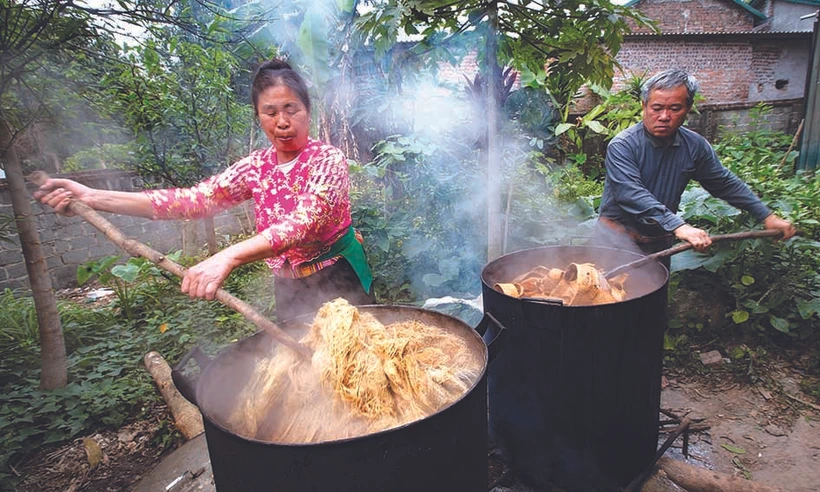 សំបកដើមកូហ្សូត្រូវបានត្រាំទឹកចំនួន ២ ដល់ ៣ ថ្ងៃ បន្ទាប់មកត្រាំទឹកកំបោររួចហើយដាំអោយពុះក្នុងរយៈពេលជាង ១០ ម៉ោង ត្រូវបានឆ្លងកាត់ការផ្អាប់ ១ ថ្ងៃ ១ យប់ រួចបន្តត្រាំទឹកស្អាតពី ៧ ដល់ ១០ ថ្ងៃ ដើម្បីជម្រុះជ័រឈើចោល