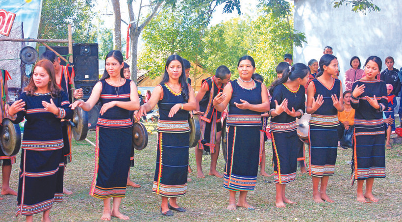 ស្ត្រី រើង៉ាវ សម្តែងក្បាច់រាំស្វង បួងសួងសុំអោយឆ្នាំថ្មីមួយប្រកបដោយរដូវកាលអំណោយផលល្អស្រស់បំព្រង
