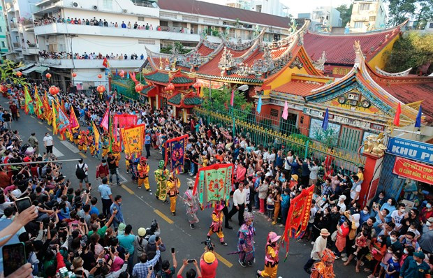 ក្បួនដង្ហែឆ្លងកាត់អគារសមាគមនិកាយ ចិន អូនឡាំង នៅលើផ្លូវ ឡាវទឺ ខណ្ឌលេខ ៥ ជាសំណង់មួយមានអាយុកាលជាងមួយរយឆ្នាំ។ រូបថត៖ អានហៀវ