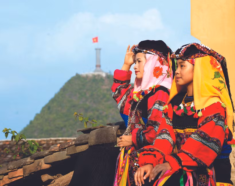 នារី ឡូឡូ ខ្មៅ នៅភូមិ ឡូឡូ ចាយ ឃុំ លុងគូ ស្រុក ដុងវ៉ាន់ (ខេត្ត ហាយ៉ាង) ក្នុងឈុតសម្លៀកបំពាក់ប្រពៃណី