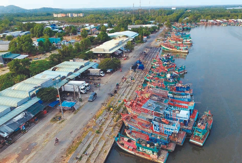 នាវា កប៉ាល់សំចតនៅផែត្រី ហាទៀន ទីក្រុង ហាទៀន (ខេត្ត កៀនយ៉ាង)