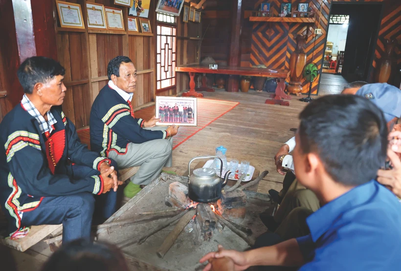 ព្រឹទ្ធាចារ្យភូមិ អ៊ី ឌ្ហុនហ្មក់