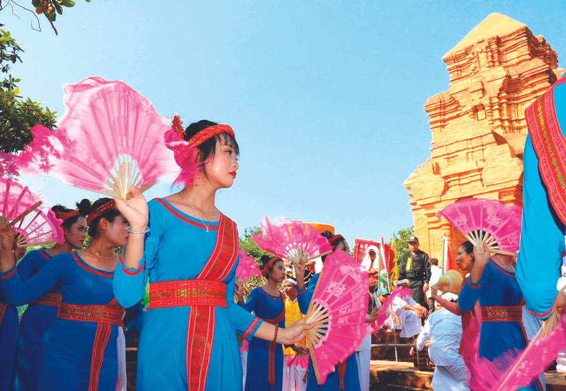 យុវនារី ចាម សម្តែងចង្វាក់រាំប្រពៃណីក្នុងពិធីបុណ្យ កាតេ