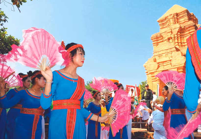 យុវនារី ចាម សម្តែងចង្វាក់រាំប្រពៃណីក្នុងពិធីបុណ្យ កាតេ