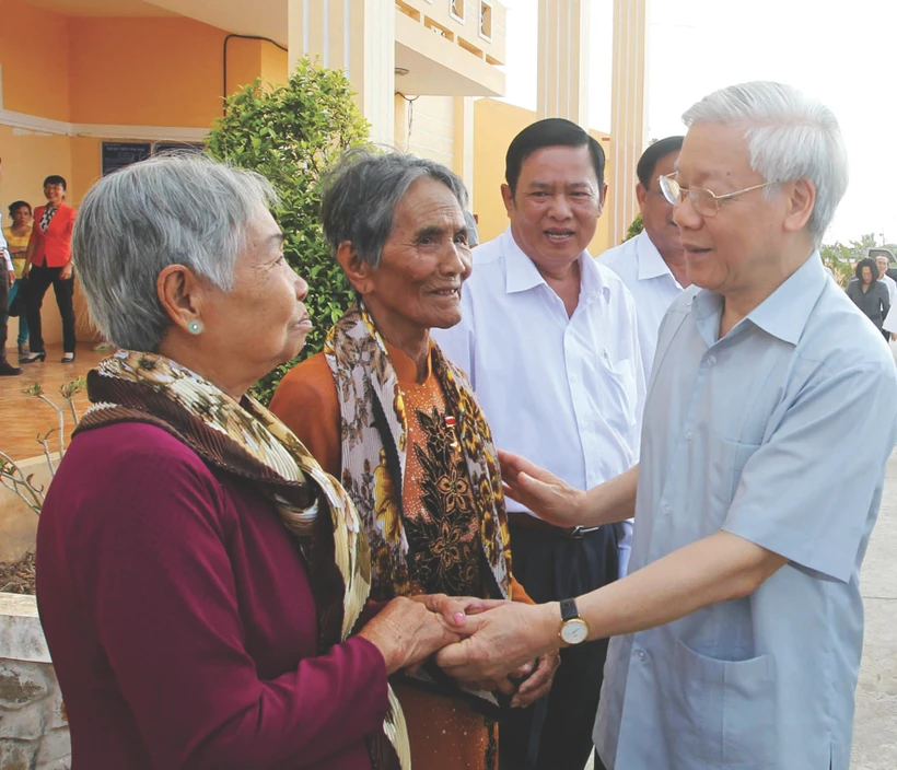 លោកអគ្គលេខាបក្ស ង្វៀន ភូត្រុង អញ្ជើញសួរសុខទុក្ខវីរមាតា វៀតណាម នៅឃុំជនបទថ្មី ង៉ុកតូ ស្រុក មីស្វៀន ខេត្ត សុកត្រាំង (ថ្ងៃទី ៩ ខែ មីនា ឆ្នាំ ២០១៥)