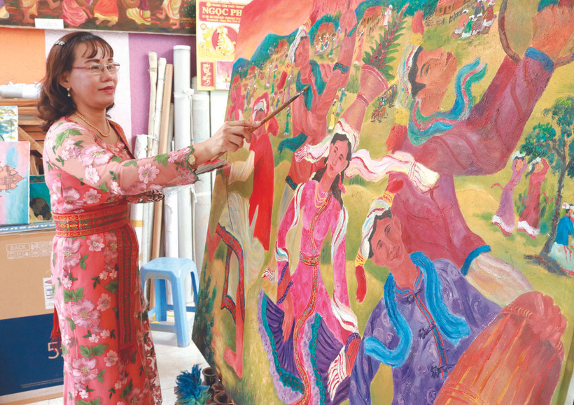 វិចិត្រការិនី ចេ គីមទ្រុង ជក់ចិត្តច្នៃបង្កើតក្បែរជើងទម្ររូបគំនូរ 