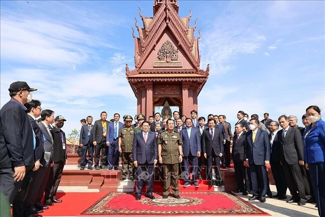 លោកនាយករដ្ឋមន្ត្រី ផាម មិញជិញ និងលោកនាយករដ្ឋមន្ត្រី កម្ពុជា សម្តេចតេជោ ហ៊ុនសែន អញ្ជើញចូលរួមក្នុងពិធីរំលឹកខួបអនុស្សាវរីយ៍លើកទី ៤៥ “ទិវាការចងចាំដំណើរឆ្ពោះទៅកាន់ការផ្តួលរំលំរបបប្រល័យពូជសាសន៍ ប៉ុលពត” ។ រូបថត៖ យឿងយ៉ាង - ទីភ្នាក់ងារព័ត៌មានវៀតណាម