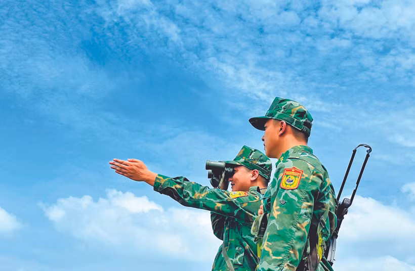 កងទ័ពការពារព្រំដែនខេត្ត កាម៉ៅ តែងតែកសាងដ៏រឹងមាំក្បួនយុទ្ធសាស្ត្រចិត្តប្រជាជនទីកន្លែងប៉ុស្តិ៍ជួរមុខភូមិភាគនិរតីនៃមាតុភូមិ កងទ័ពការពារព្រំដែនខេត្ត កាម៉ៅ ឃោសនា ចលនាប្រជានេសាទ គោរពតាមបទបញ្ញត្តិច្បាប់ទាំងឡាយពេលចេញទៅលម្ហសមុទ្រ នេសាទនៅដែនសមុទ្រ 