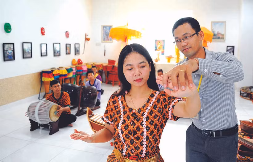 លោក សឺន កាវថាំង អនុប្រធានផ្នែកសិល្បៈ ដេប៉ាតឺម៉ង់ភាសា - វប្បធម៌ - វិចិត្រសិល្បៈ ខ្មែរ ណាមបូ ណែនាំនិស្សិតអនុវត្តបណ្តាកាយវិការពិបាកៗ ក្នុងសិល្បៈរបាំបុរាណ ខ្មែរ