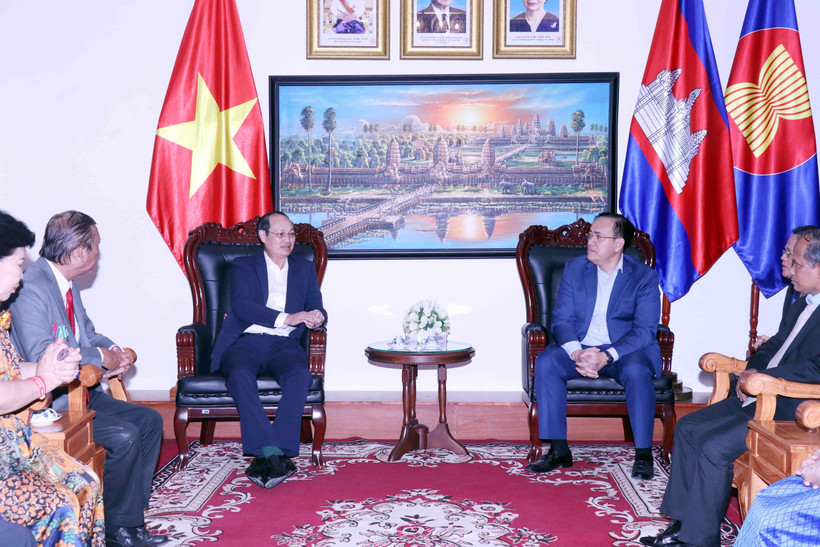 លោកឧត្តមសេនីយ៍ទោ ង្វៀន វ៉ាន់ណាម (ឆ្វេង) អបអរសាទរចំពោះលោក ច័ន្ទ សូរិកាន (ស្តាំ) អគ្គកុងស៊ុលនៃព្រះរាជាណាចក្រ កម្ពុជា នៅទីក្រុងហូជីមិញ។ រូបថត៖ ស៊ន់ឃូ -ទីភ្នាក់ងារព័ត៌មានវៀតណាម