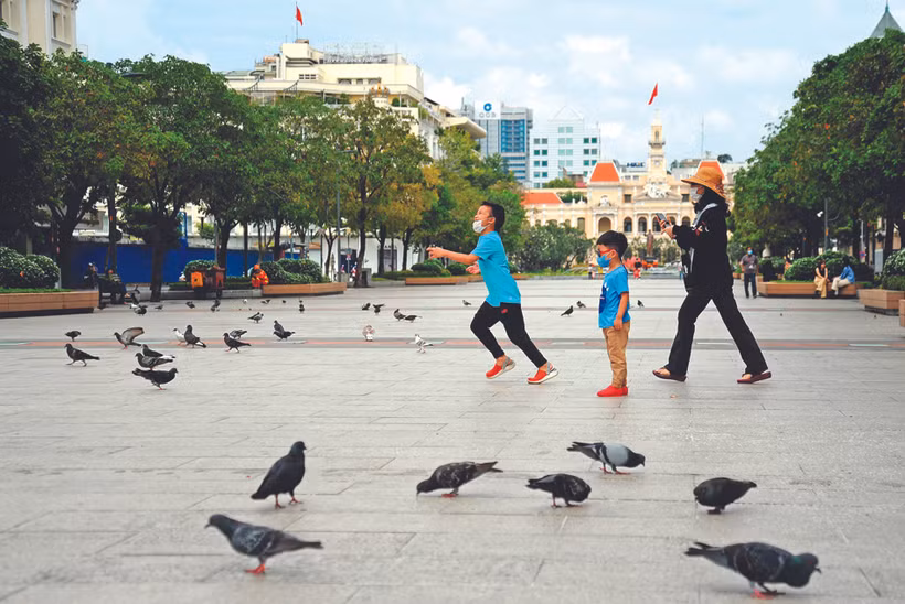 ប្រជាជនសម្របខ្លួននឹងចង្វាក់ជីវិតរស់នៅថ្មីនៅឯវិថីថ្មើរជើង ង្វៀនហ្វេ