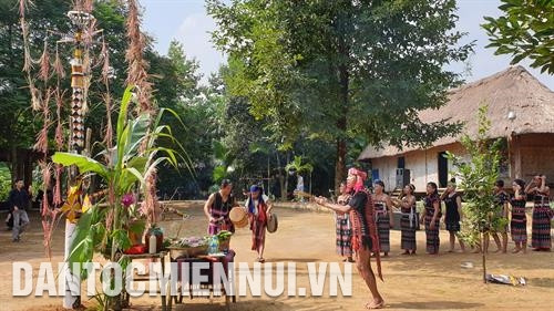 ពិធីកិច្ចបោះបញ្ឈរបង្គោល នេវ របស់ជនជាតិ កឺទូ