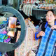 កញ្ញាជនជាតិ យ៉ាវ បាន ធីហម (ខាងឆ្វេង) ឃុំថាញ់ធុយ (ខេត្តទ្វៀនក្វាង) ដណ្តើមបានពានរង្វាន់លេខមួយពិធីប្រលង "គំនិត ផលិតផលផ្តើមអាជីព" របស់សមាគមសហពន្ធនារីខេត្តហាយ៉ាង ឆ្នាំ២០២៣ ដោយមានគម្រោង "តែ សានត្វៀត - បន្តភ្ជាប់អនាគត"។