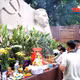 ក្បួនមនុស្សគោរពរំលឹកគុណវីរយុទ្ធជនពលីដោយស្មោះសរនៅឧទ្យាន លេ ធីរៀង