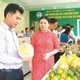 អតិថិជនស្វែងយល់ផលិតផល OCOP ទាំងឡាយនៅហាងដាក់តាំងបង្ហាញ ឧទ្ទេសនាមផលិតផល OCOP និងកសិផល សហករណ៍ខេត្ត ត្រាវិញ
