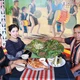 ពេលបាយគ្រួសារទទួលភ្ញៀវរបស់ជនជាតិ ច្រាយ ក្រៅពីបាយក្រឡានមាន់អាំងនៅមានមុខអាហារត្រប់ពុតលំញងគ្រឿងក្នុងមាន់ខ្ចប់ស្លឹកចេក