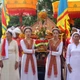 ពិធីដង្ហែគ្រឿងតង្វាយ និងព្រះពស្រ្តាទេពទេវី ពោសាហ៍អ៊ីនឺ។ រូបថត៖ ហុងហៀវ/ទីភ្នាក់ងារព័ត៌មាន វៀតណាម