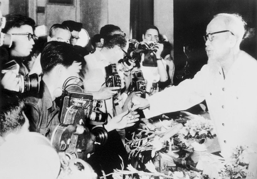 លោកប្រធាន ហូ ជីមិញ លោកគ្រូដ៏មហិមានៃសារព័ត៌មានបដិវត្តន៍ វៀតណាម
