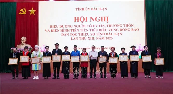 ការប្រគល់ជូនប័ណ្ណសរសើរអ្នកមានកិត្យានុភាព មេភូមិ និងគំរូឆ្នើមតំបន់បងប្អូនជនជាតិភាគតិច