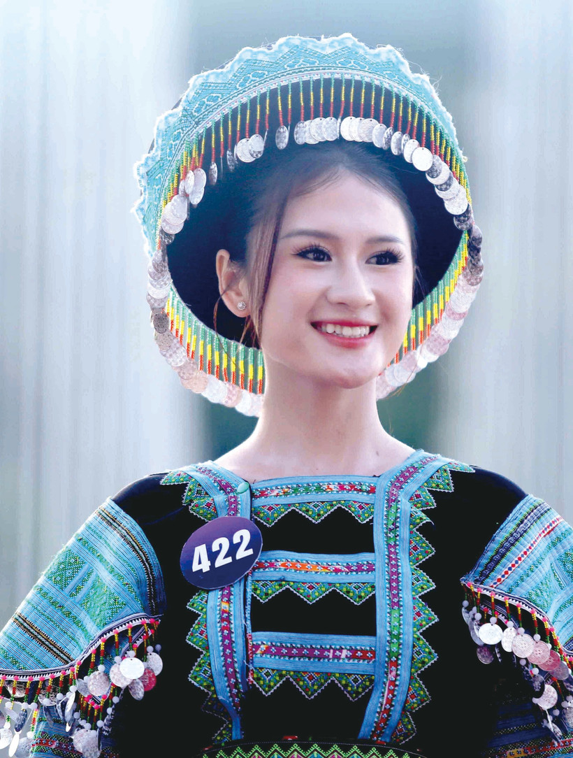 បេក្ខនារីចូលរួមផ្នែកប្រលងបង្ហាញម៉ូដសម្លៀកបំពាក់អាវជនជាតិ។ រូបថត៖ ក្វាងគ្វៀត