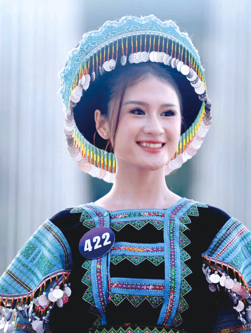 បេក្ខនារីចូលរួមផ្នែកប្រលងបង្ហាញម៉ូដសម្លៀកបំពាក់អាវជនជាតិ។ រូបថត៖ ក្វាងគ្វៀត