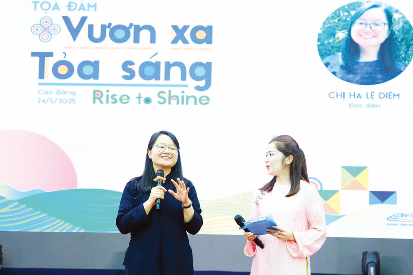 អ្នកដឹកនាំរឿង ហា ឡេយៀម ជួបប្រាស្រ័យជាមួយប្អូនតូចៗ ជនជាតិភាគតិចនៅក្នុងពិធីជួបសំណេះសំណាល "ឈោងឈានទៅឆ្ងាយ - ចែងចាំងពន្លឺ" ដោយសារមន្ទីរនារី វៀតណាម ខែ ឧសភា ឆ្នាំ ២០២៥