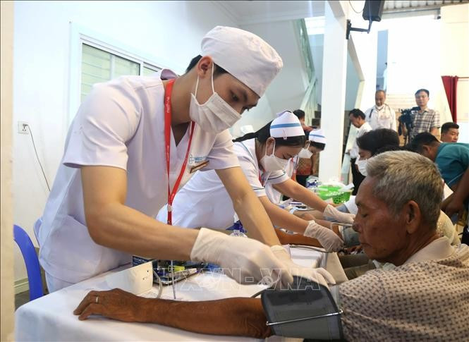 គ្រូពេទ្យ វេជ្ជបណ្ឌិត ពិនិត្យ និងពិគ្រោះសុខភាពជូនប្រជាជនដែលចូលរួមក្នុងកម្មវិធី