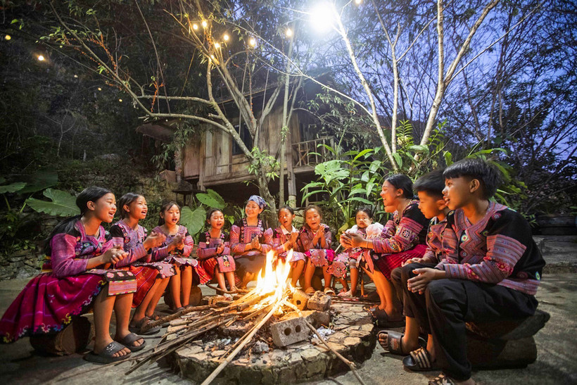 បងស្រី ស៊ុង អ៊ីមួ ច្រៀងសប្បាយជាមួយប្អូនៗ កុមារជនជាតិ ម៉ុង ក្បែរភ្នក់ភ្លើងនៅបរិយាកាសផ្ទះស្នាក់ទេសចរណ៍សហគមន៍ អ៊ីមួ