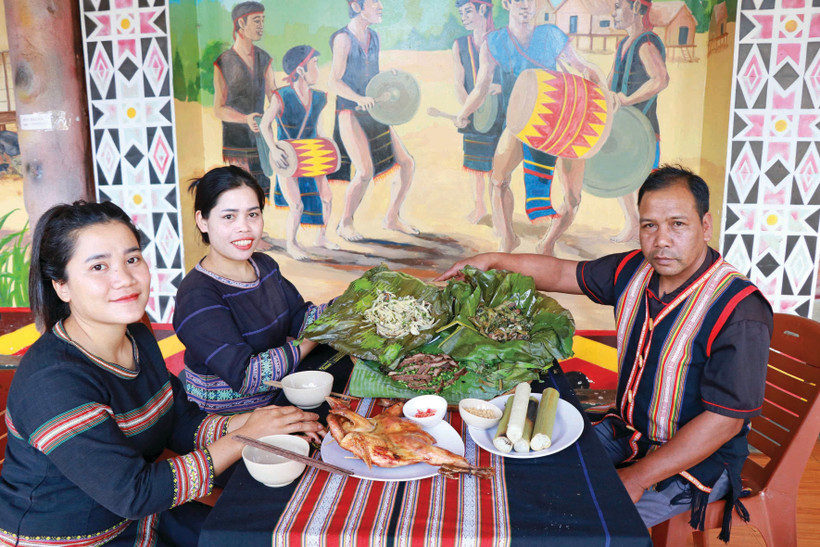 ពេលបាយគ្រួសារទទួលភ្ញៀវរបស់ជនជាតិ ច្រាយ ក្រៅពីបាយក្រឡានមាន់អាំងនៅមានមុខអាហារត្រប់ពុតលំញងគ្រឿងក្នុងមាន់ខ្ចប់ស្លឹកចេក